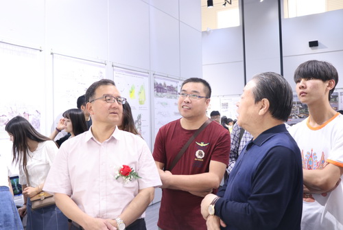 011副校长郑伟强、驻校专家莫建成参观指导作品展_调整大小.JPG