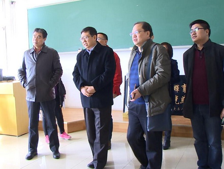 汪校长一行参观西北民大文物保护技术专业实验室_调整大小.jpg 汪校长一行参观西北民大文物保护技术专业实验室_调整大小.jpg