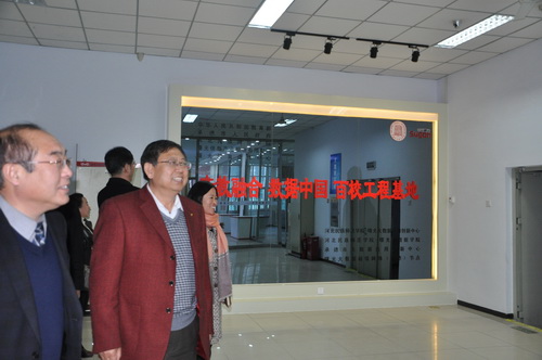 2汪校长一行参观实验室及百校工程建设情况_调整大小.JPG